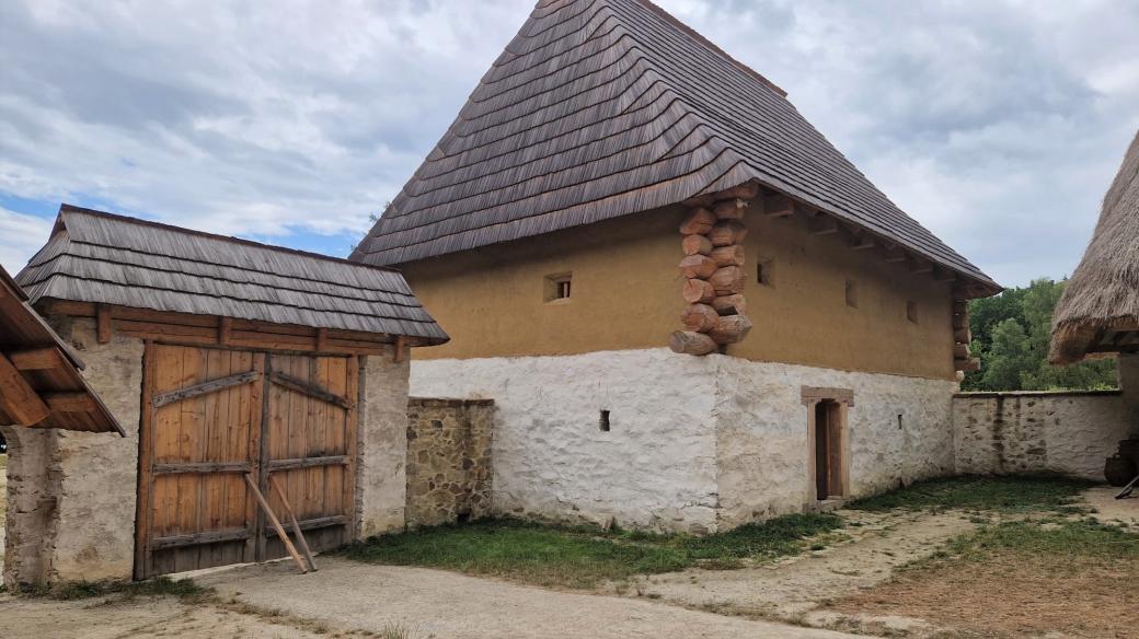 Archeoskanzen Trocnov na Českobudějovicku ukazuje, jak vypadala středověká vesnice se zemanským dvorcem