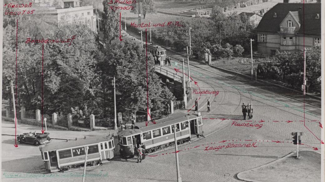 Fotografie z vyšetřovacího spisu gestapa nabízí celkový pohled na místo atentátu s vyznačenými únikovými trasami Jana Kubiše a Jozefa Gabčíka