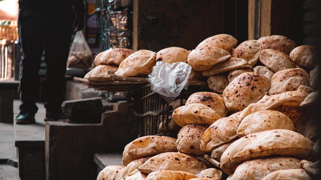 Arabský chléba naan prodávaný v egyptské Káhiře na ulici