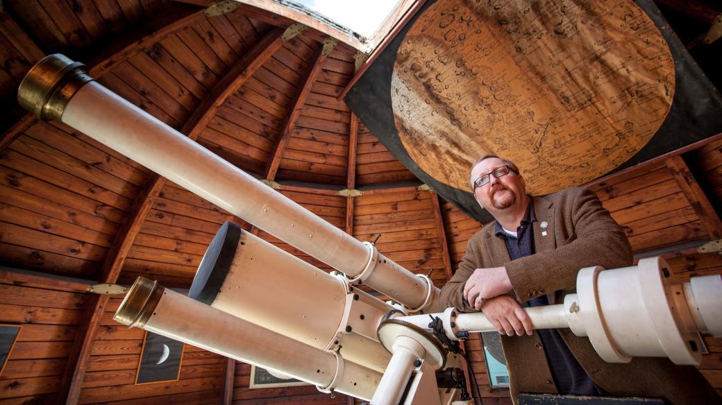 Astronom Miloš Tichý na observatoři Kleť