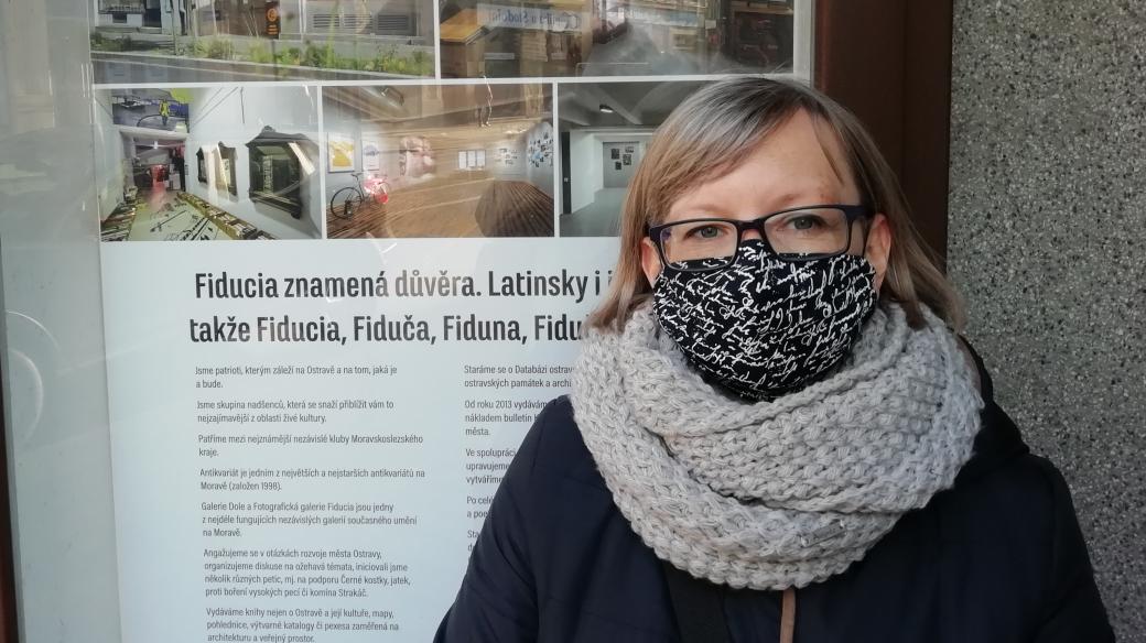Romana Rosová, památkářka a historička před cedulí budovy na Nádražní 30