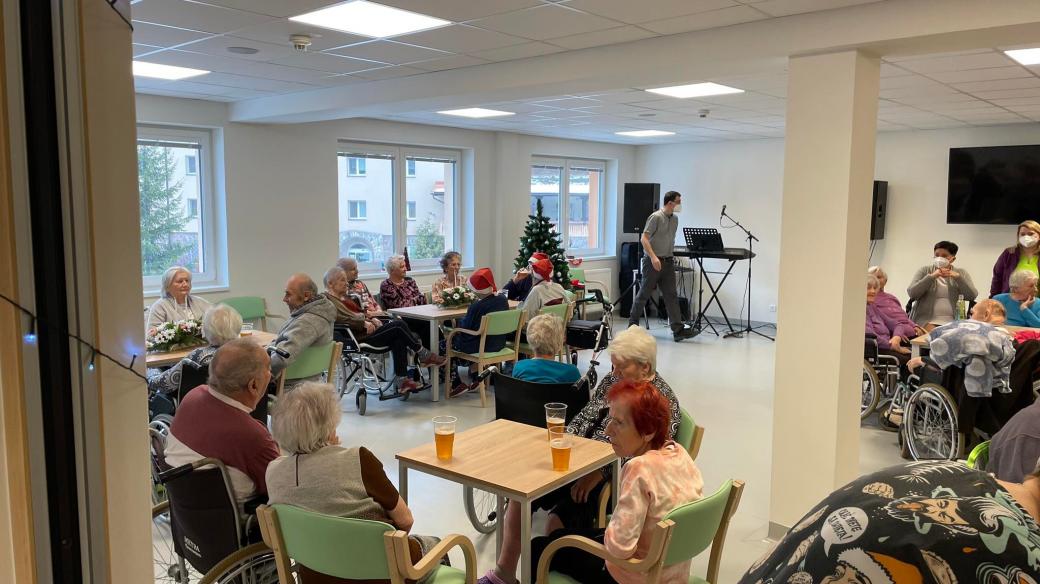 Senioři v Domově důchodců v Tmavém Dole na Trutnovsku rozbalovali dárky na společném setkání