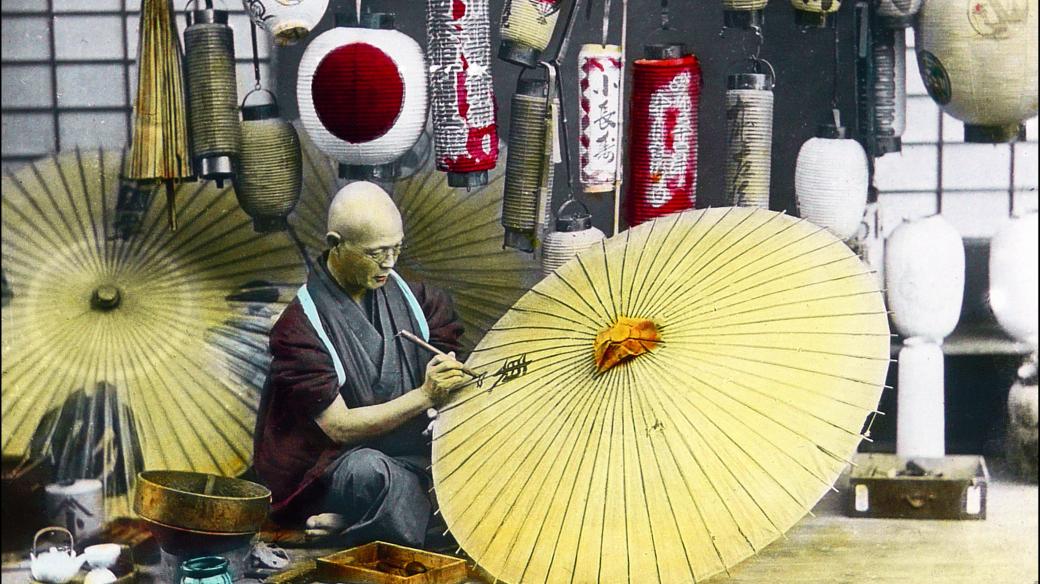 Japonsko: Výrobce deštníků, který maloval slunečník, asi 1900-1910