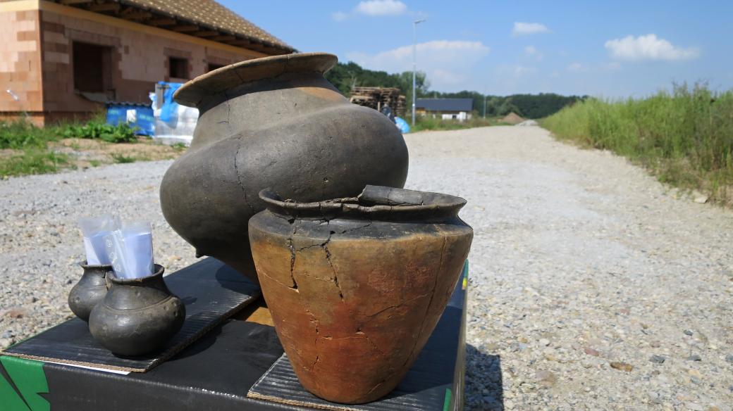 Nálezy ze žárových hrobů starší doby železné, které archeologové objevili při záchranném výzkumu v Kuněticích