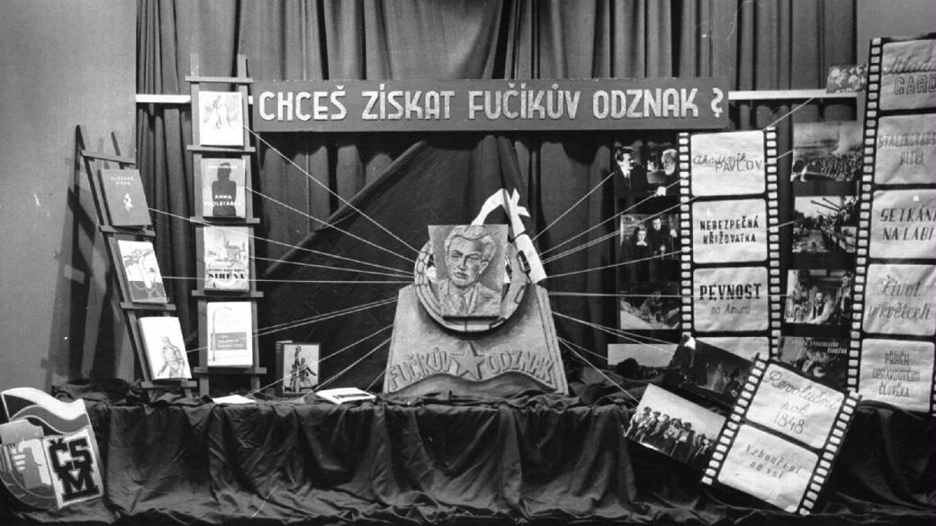 Ilustrační foto (výloha upozorňující na soutěž o tzv. Fučíkův odznak, 1950)