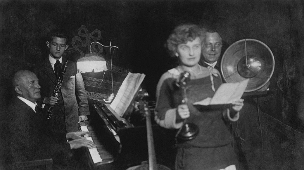 Interiér kbelského stanu a hlasatelka Emilie Tučková-Kočová (1923)