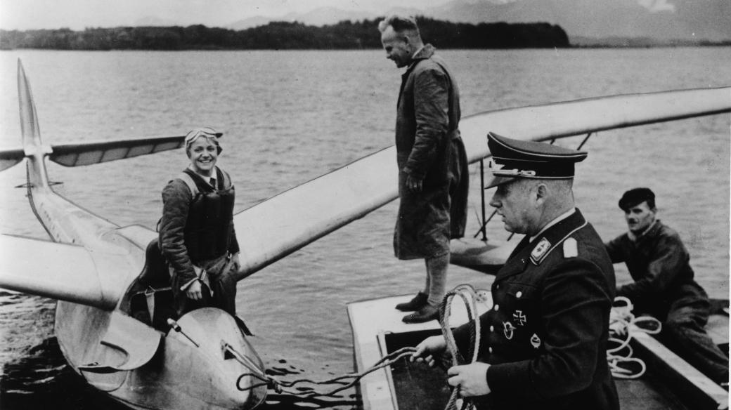 Hanna Reitschová (vlevo) na hydroplánu (1936)