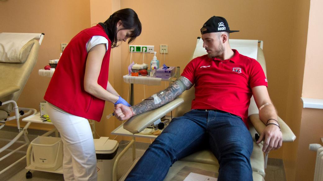 Čtveřice hokejistů týmu Mountfield HK podpořila darováním krve na Transfuzním oddělení Fakultní nemocnice Hradec Králové nábor nových dárců