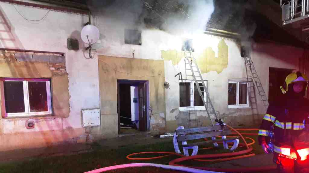 Hořící střecha rodinného domu v Oplocanech na Přerovsku