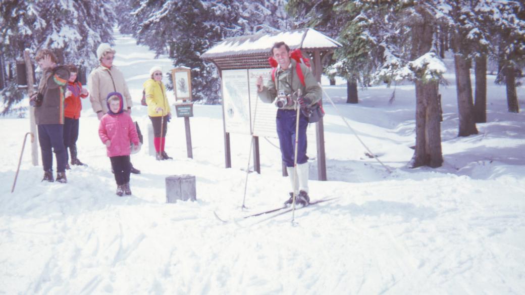 Zimní rekreace na Šumavě pravděpodobně na přelomu 70. a 80. let