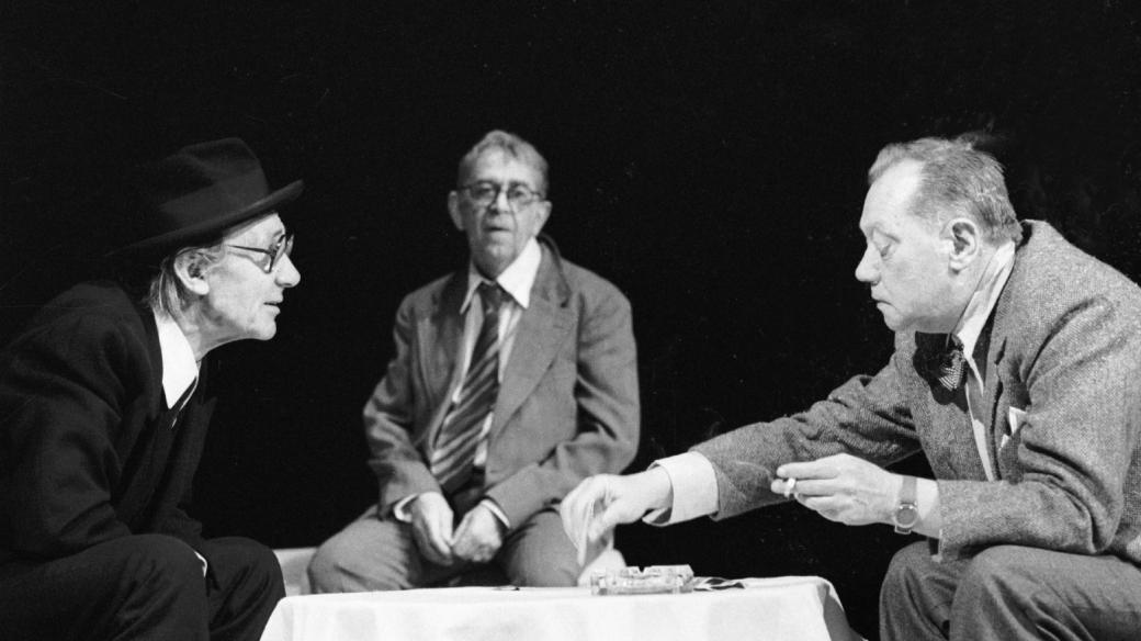 Josef Kemr (Áda), Vlastimil Brodský (Beďar) a Rudolf Hrušínský (Šána) ve hře Stará dobrá kapela (Národní divadlo, 1984)