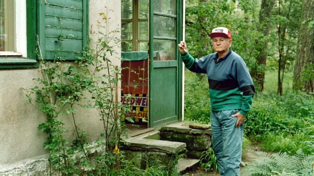 Spisovatel Bohumil Hrabal před svou chatou v Kersku