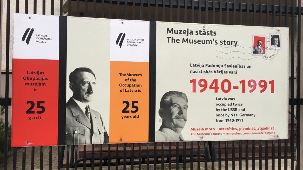V lotyšském Muzeu okupace visí Stalin vedle Hitlera