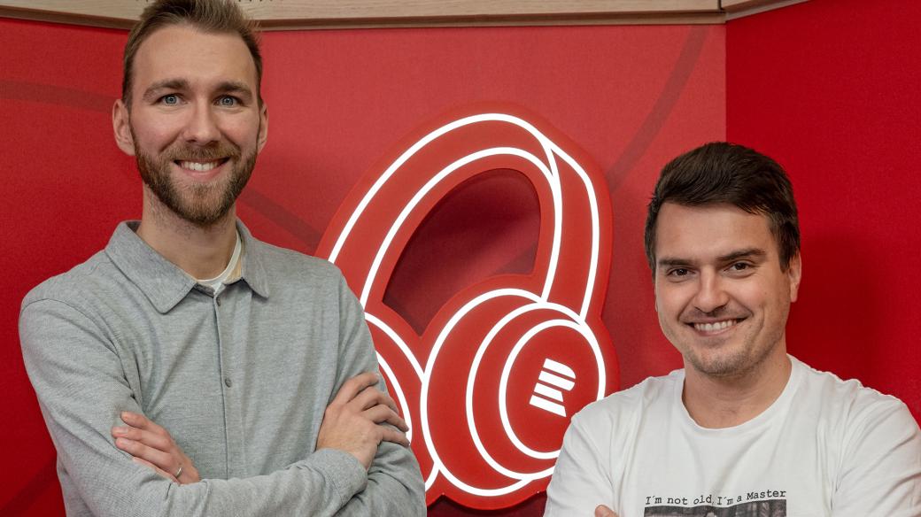 Martin Minha a Jan Pěruška posluchače Radiožurnálu Sport informují o dění v anglickém fotbale