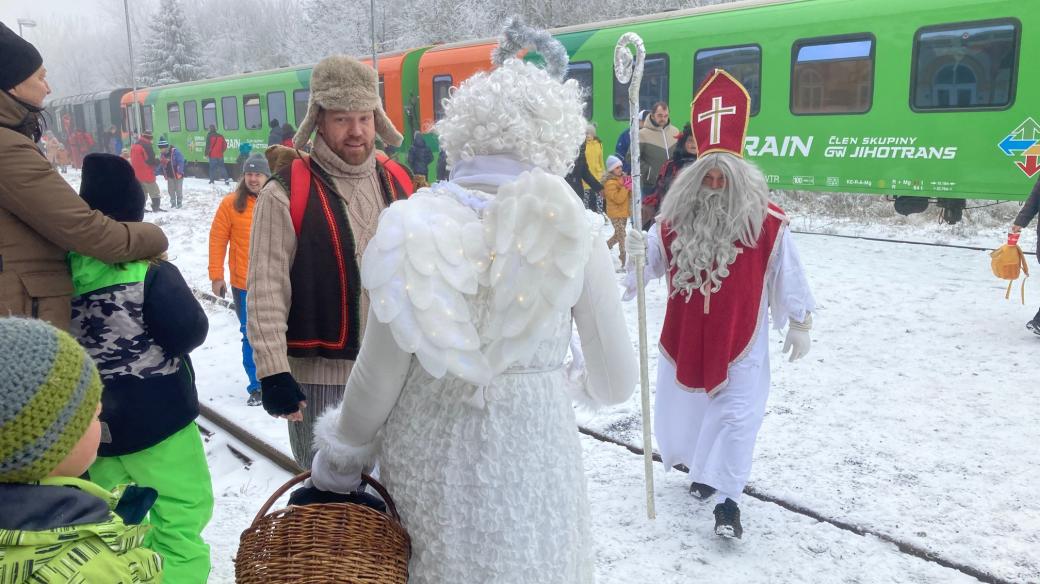 Na nádraží na Moldavě v Krušných horách dorazil mikulášský vlak