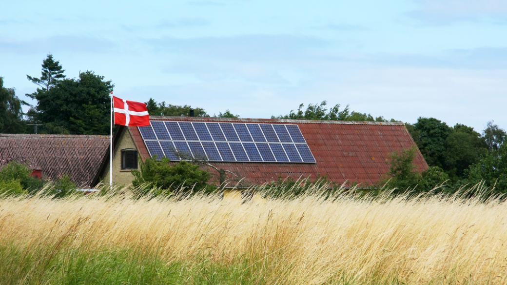 Solární panely na střeše místního pivovaru. Ostrov Samsø využívá 100 % obnovitelné energie.