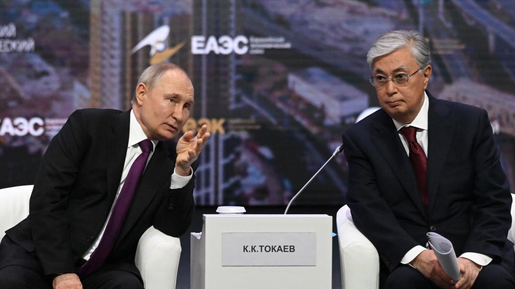 Prezident Kazachstánu Kasym-Žomart Tokajev (vpravo) a ruský prezident Vladimir Putin