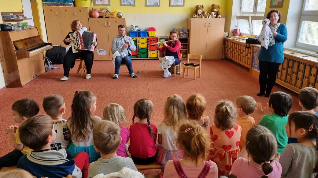 Učitelé ze ZUŠ v Sokolovské ulici v Plzni hrají dětem