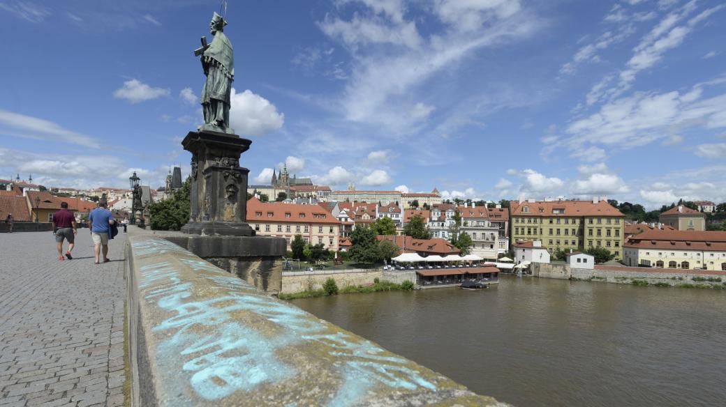 Neznámý vandal posprejoval část Karlova mostu v Praze