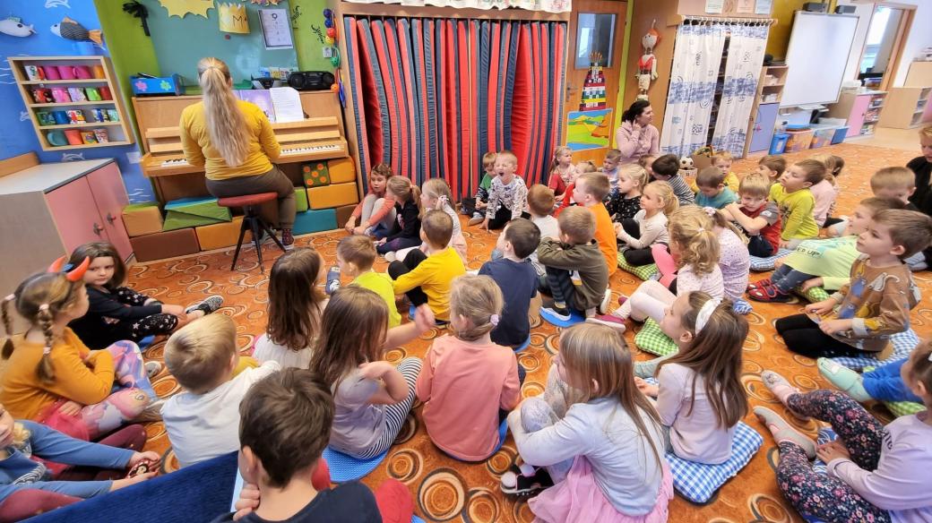 Děti v mateřské škole ve Slavonicích nacvičují koledy pro nahrávku