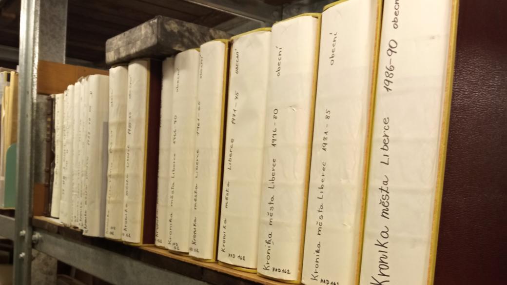 Státní okresní archiv v Liberci spravuje podle archiváře Petra Kolína asi 6 300 metrů archiválií