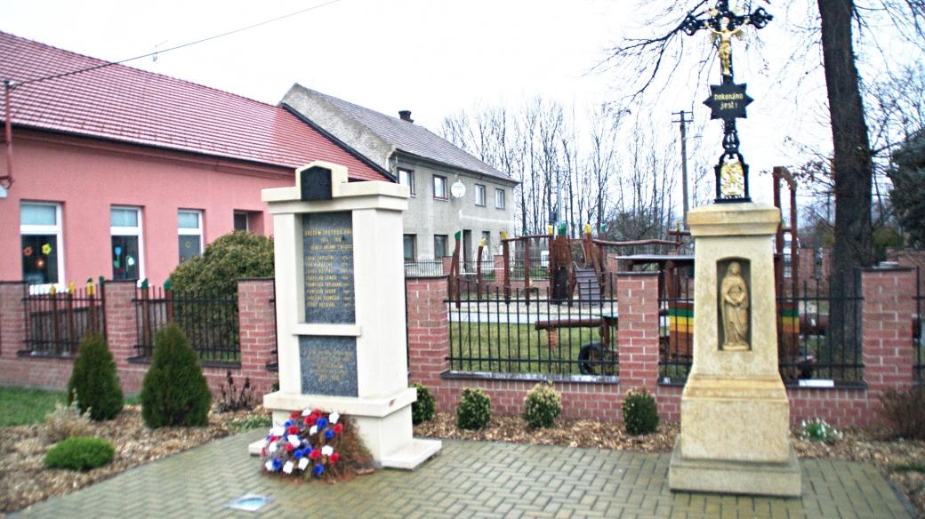 Pomník padlým v centru vesnice