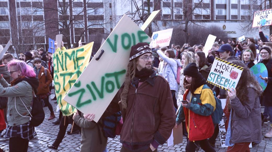 Za klima stávkovaly tisíce studentů v Praze