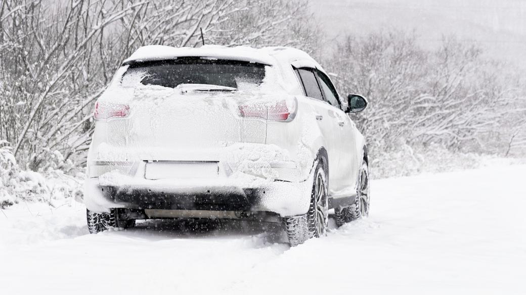 Auto, sníh, zima, kalamita. Ilustrační foto
