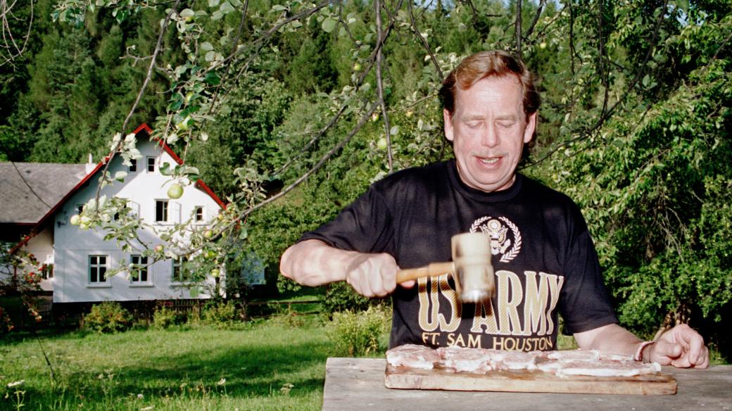 Václav Havel naklepává řízky (archivní snímek z Hrádečku)