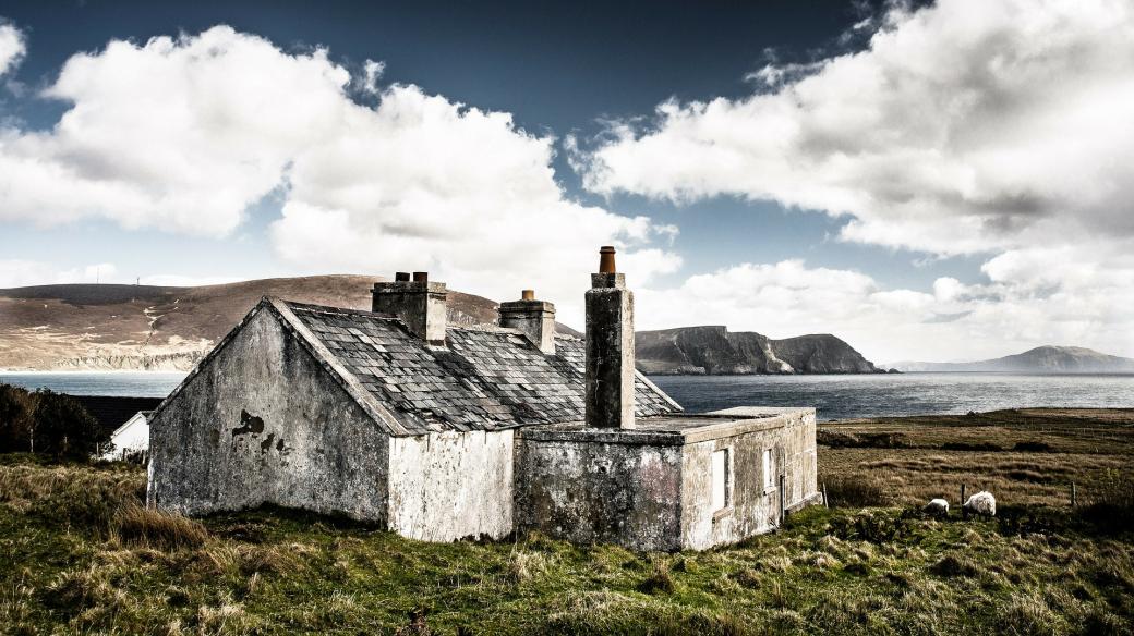 Starý dům u moře, Irsko, krajina, mraky