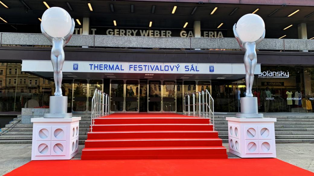 Malá verze červeného koberce před vstupem do hotelu Thermal upozorňuje na zrušený festival