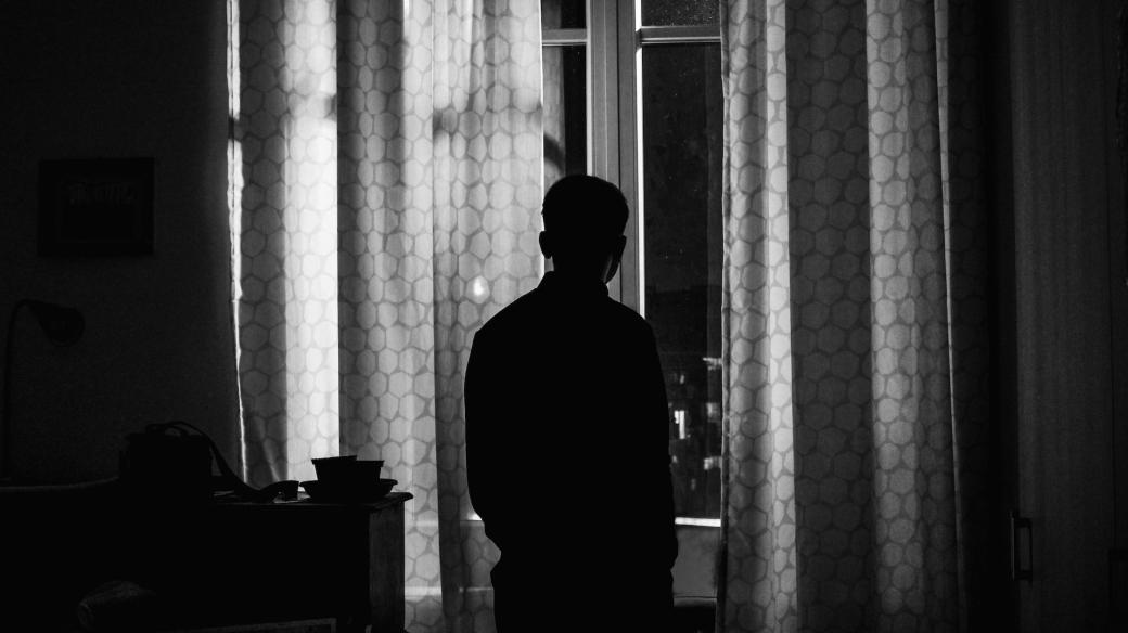 muž, okno, černobílá, samota, noc