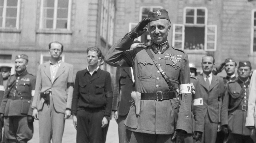Generál Karel Kutlvašr při přehlídce Revolučních gard na Pražském hradě 28. května 1945