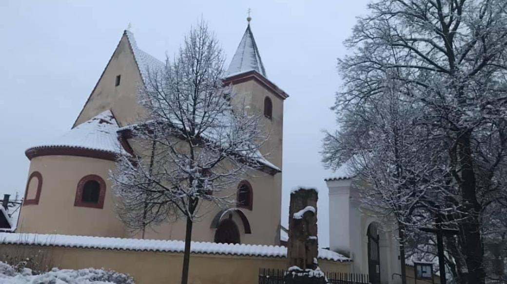 Zasněžený hrusický kostelík