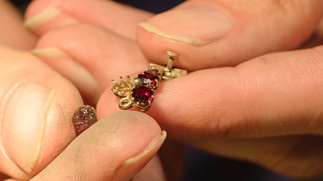 V turnovském družstvu Granát vznikají unikátní šperky z kamenů barvy holubičí krve