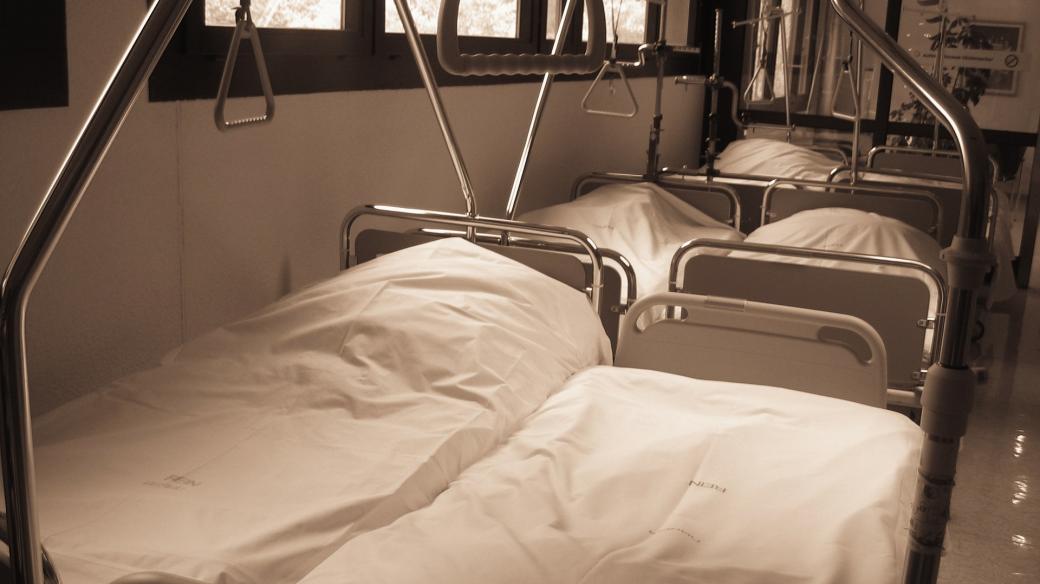 Nemocnice, nemocniční lůžko, postel