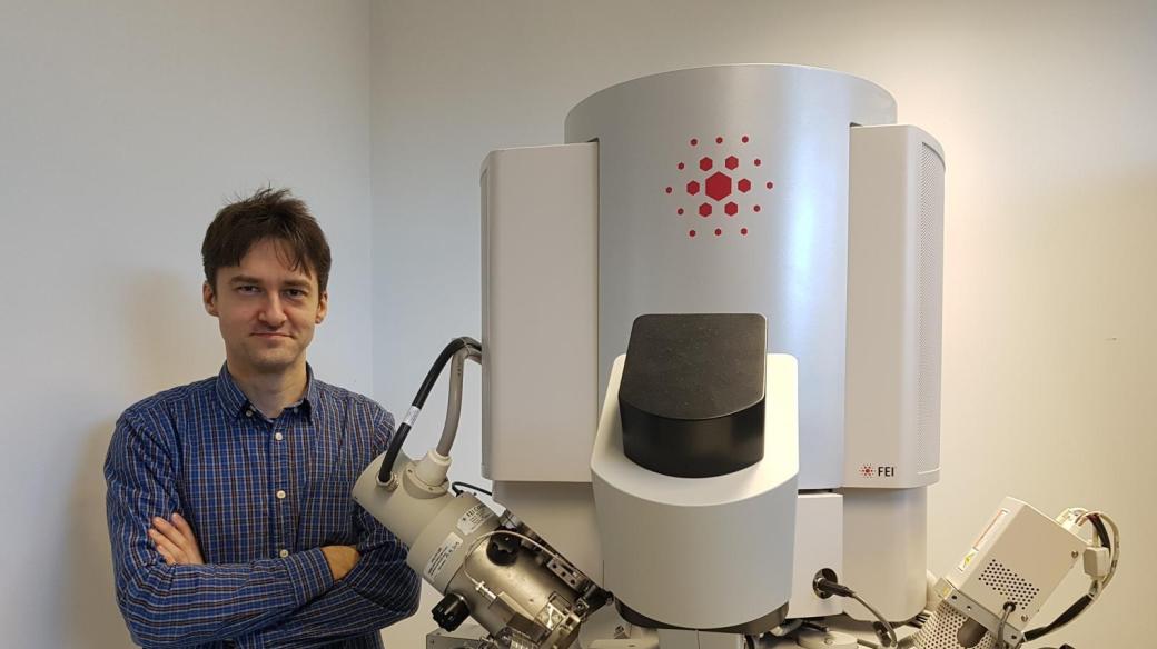 Miroslav Kolíbal z CEITEC a prototyp elektronového mikroskopu s atomárním jádrem