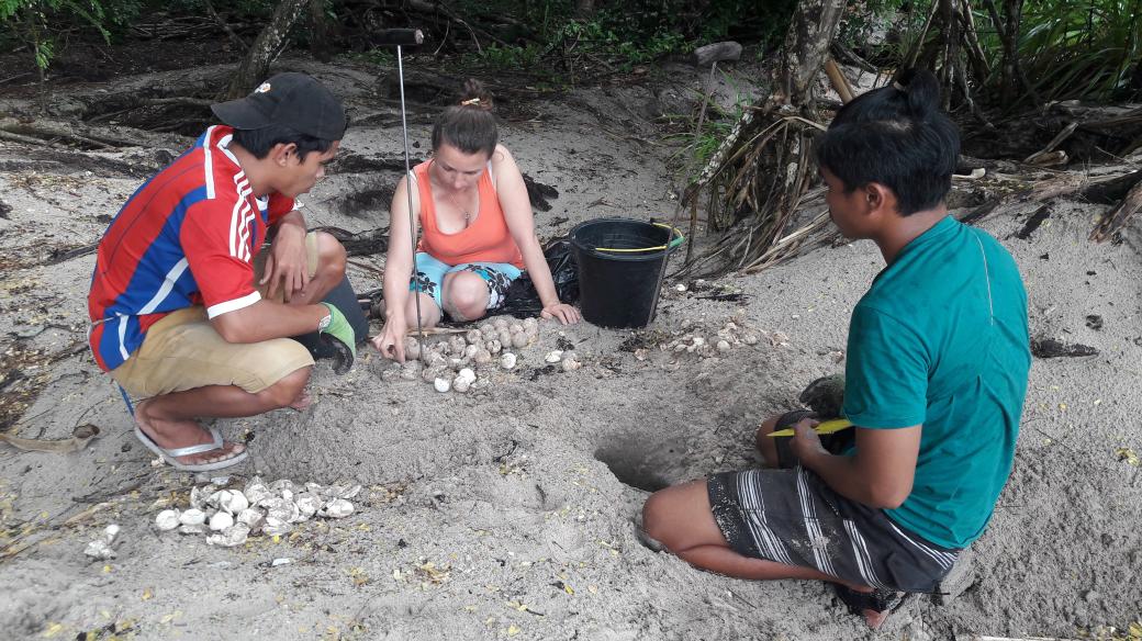 Hana Svobodová s místními strážci přírody kontroluje hnízdo
