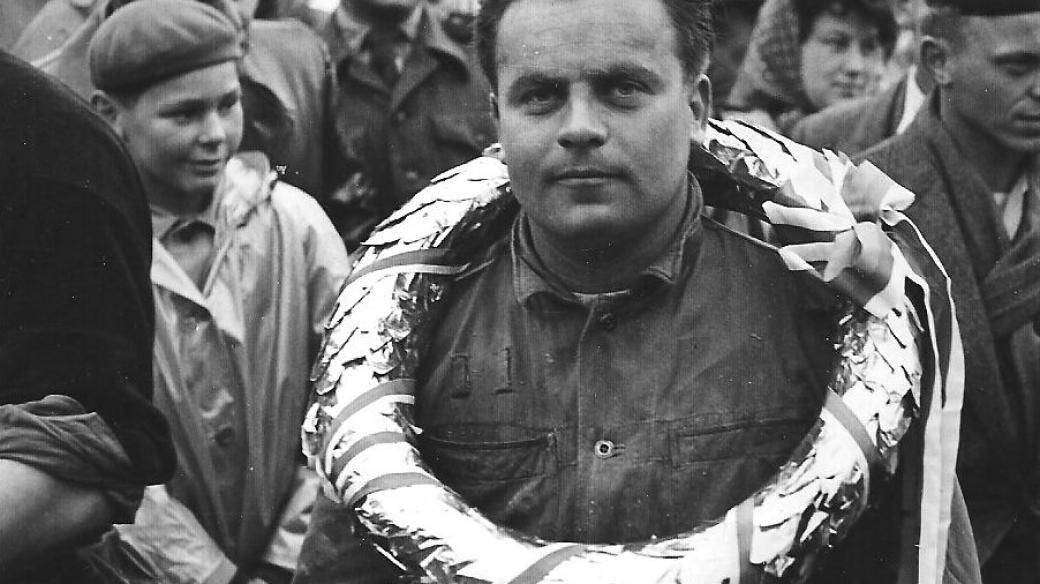 Roman Irmiš, bývalý motocyklový závodník a legenda budějovické ploché dráhy, na snímku z roku 1959