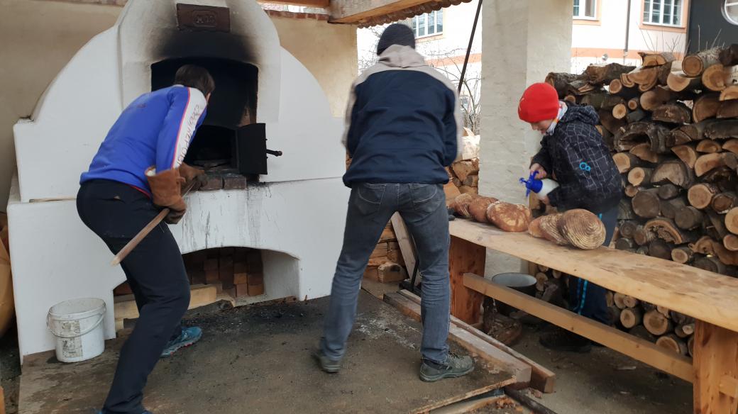 Předvánoční pečení v obecní peci v Chebu