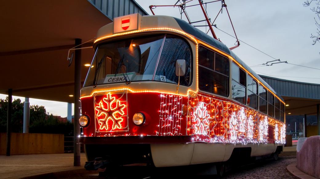 Vánoční tramvaj vozí cestující ulicemi Brna