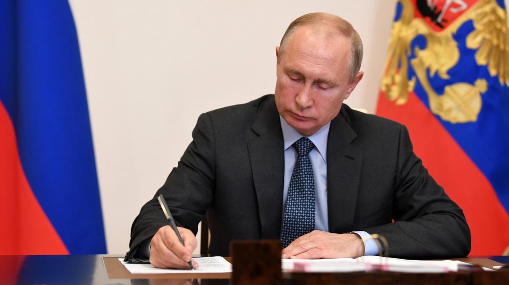 Podle ruských médií se Putin rozčilil a praštil propiskou