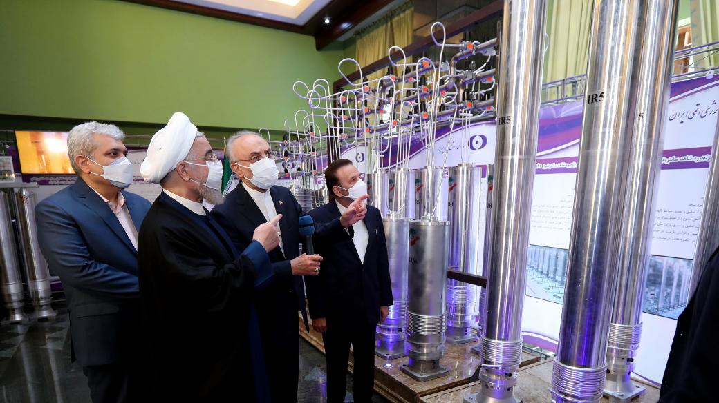 Íránskou továrnu na obohacování uranu v Natanzu si prohlíží prezident Hassan Rúhání.