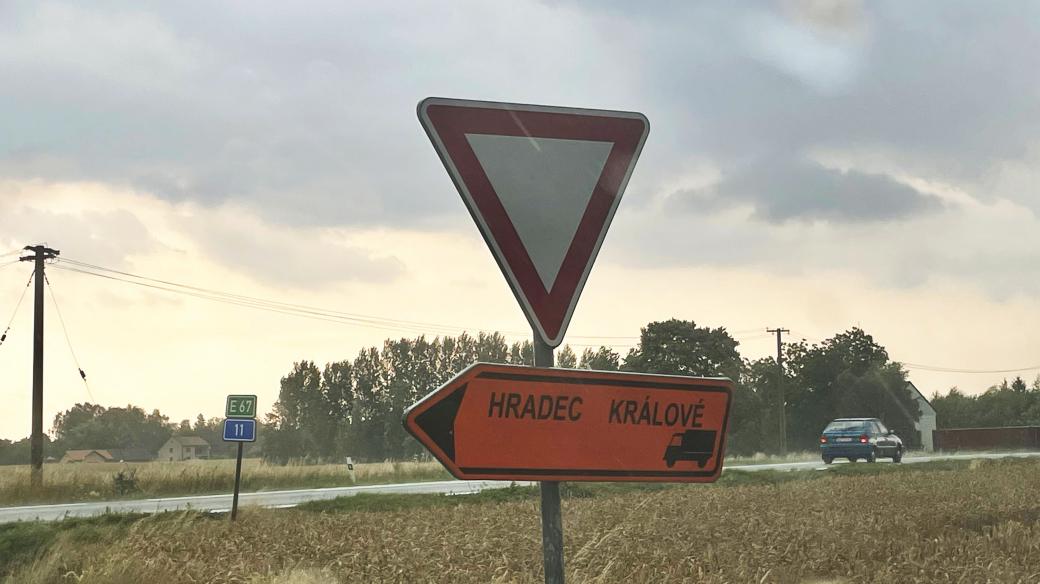 Objízdná trasa kolem opravovaného úseku silnice I/11 na Hradecku je podle místních závodní dráhou