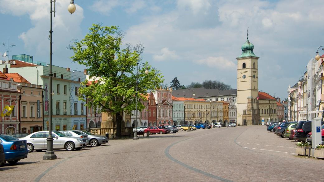 Smetanovo náměstí v Litomyšli s historickou radnicí z roku 1418