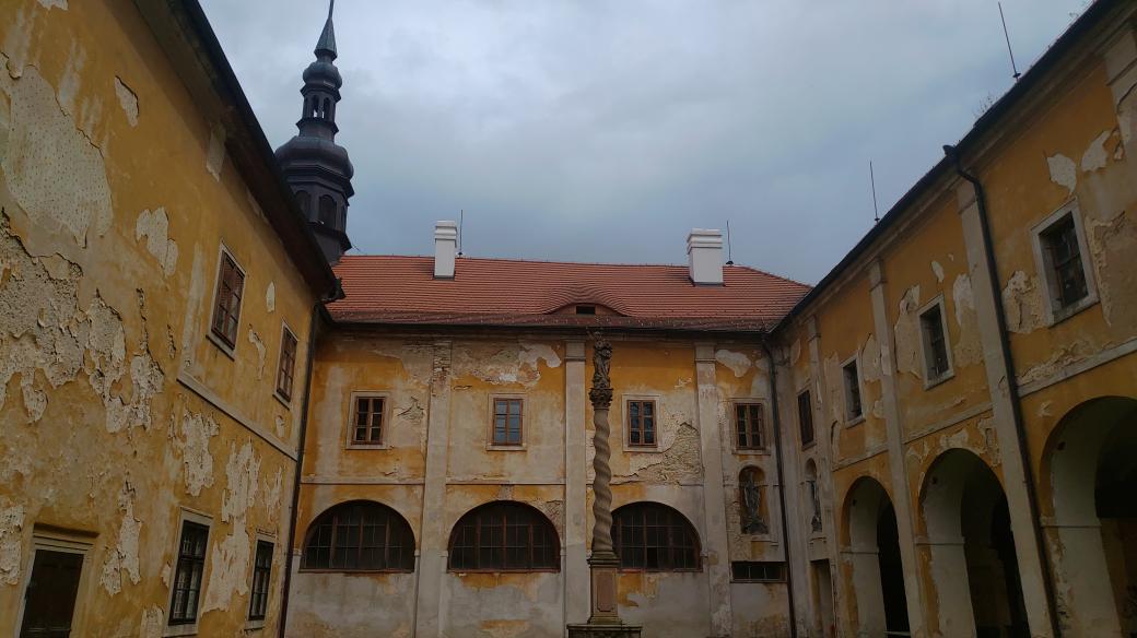 Areál kláštera, vlevo zeď lorety. Františkáni areál postupně opravují