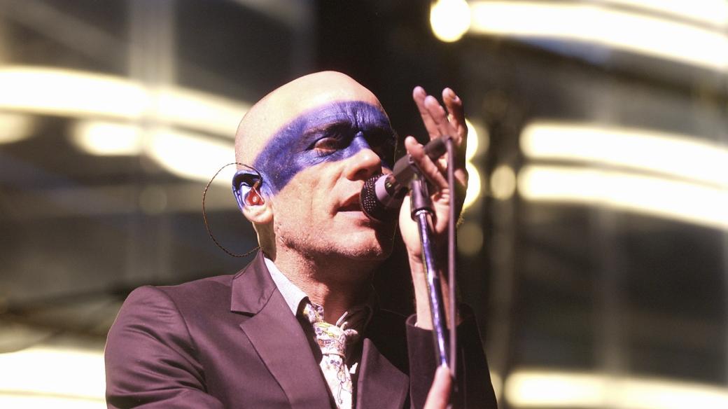 Zpěvák Michael Stipe při koncertu skupiny R.E.M. v Praze v roce 2005