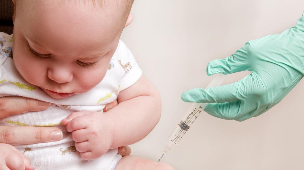 dítě - mimino - u doktora - očkování
