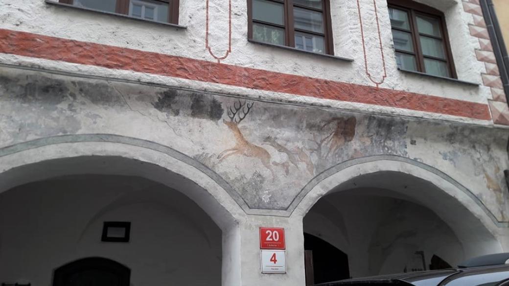 Dům v centru Českých Budějovic s loveckým výjevem na fasádě