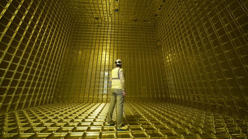 Komora detektoru ProtoDUNE v evropském částicovém středisku CERN, určeného k testování technologií a designu pro konstrukci obřího detektoru neutrin DUNE, který se staví ve výzkumném zařízení v Sanfordu v americké Jižní Dakotě